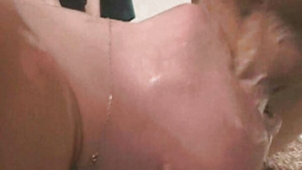 Sexy Bürohure streckt ihren dicke mädchen nackt Hintern in die Luft und bittet ihren Lover, sie zu essen
